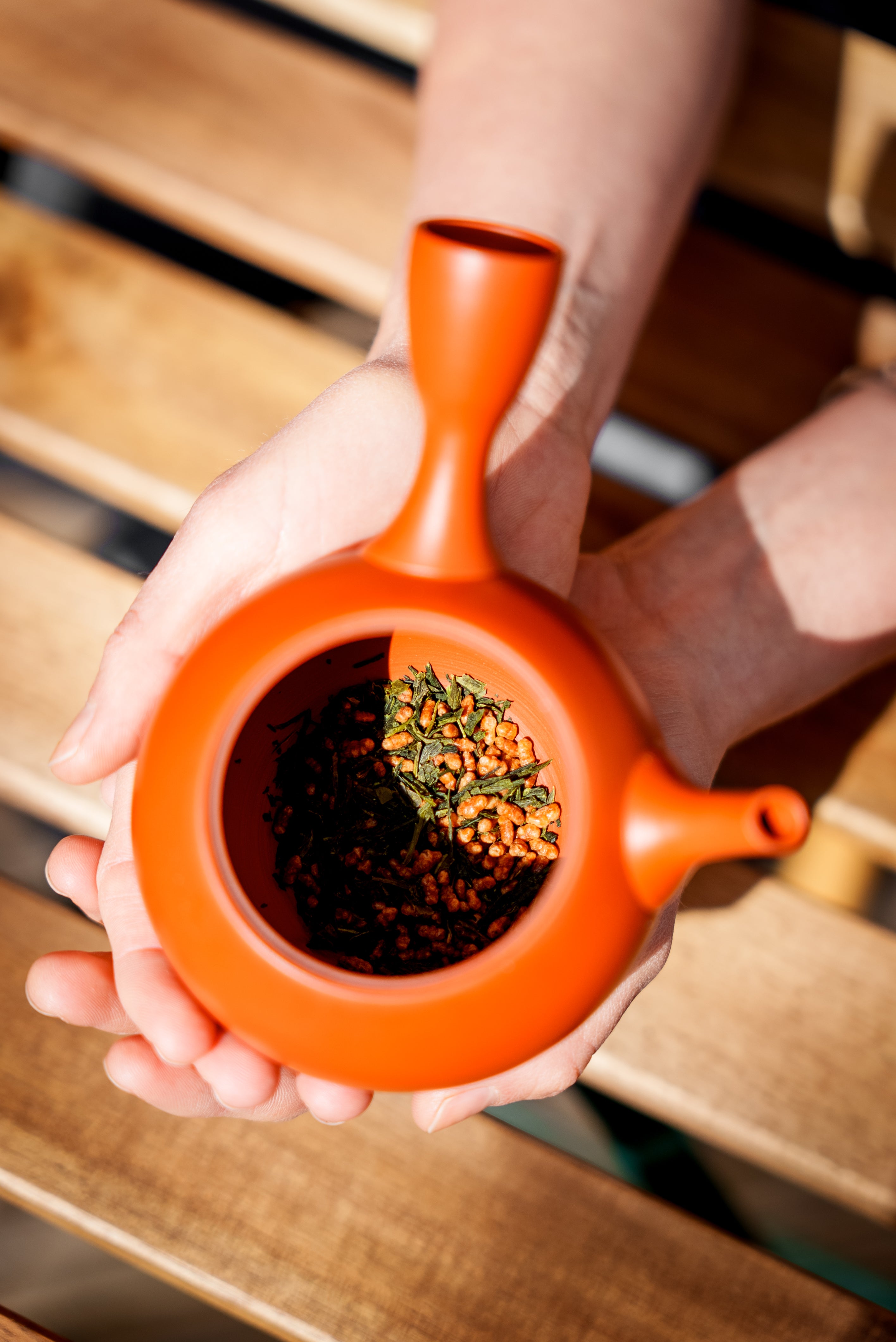 Classic red Japanese teapot filled with genmaicha tea – Mizuba Tea Co.