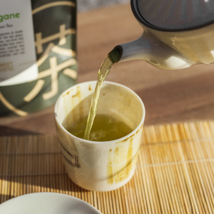 Pouring Mizuba Karigane Gyokuro Japanese tea